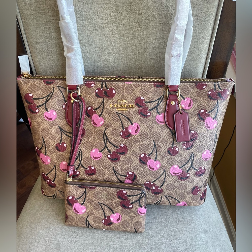 NWT！2PCS COACH GALLERY TOTE BAG IN SIGNATURE WITH CHERRY（CAA71）fast shipping